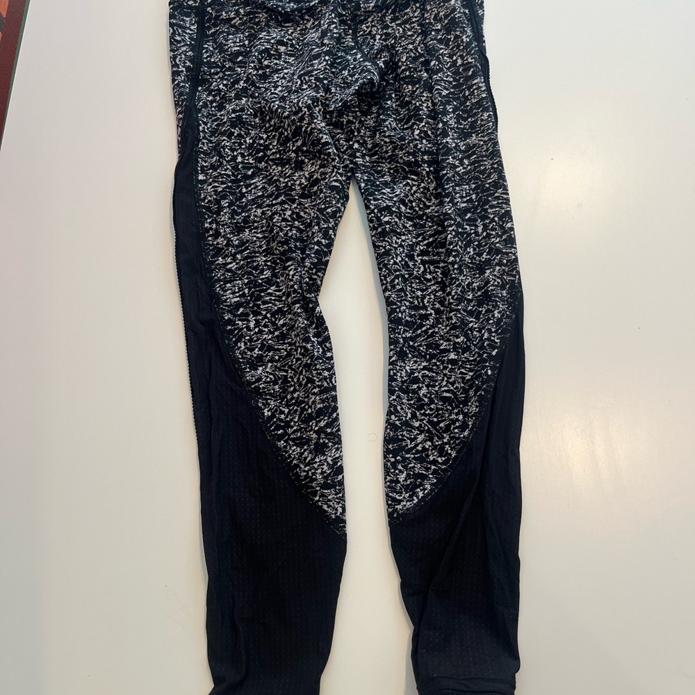 Lululemon Athletica Black and White Abstract Leggings w vented side panels